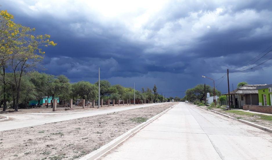 Por estas horas la ciudad de Pinto muestra un cielo totalmente cubierto y una inminente tormenta se avecina