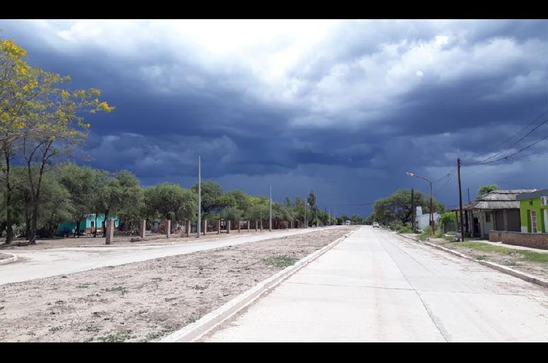 Por estas horas la ciudad de Pinto muestra un cielo totalmente cubierto y una inminente tormenta se avecina