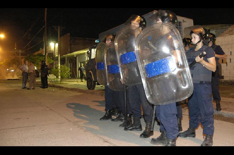 El trabajo era intenso entre policías y bomberos Algunos heridos al Hospital Independencia