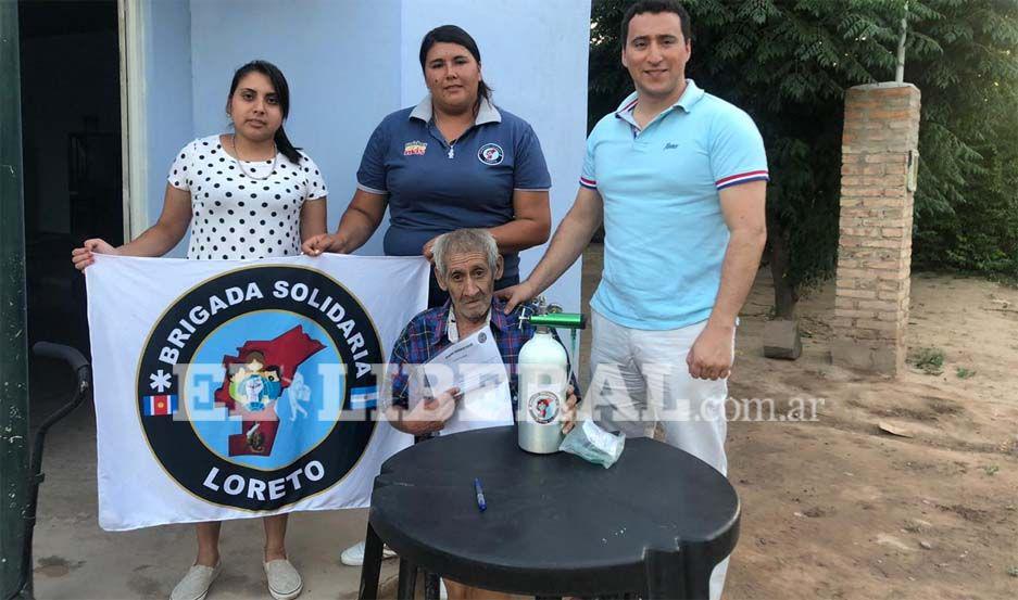 El vecino de la ciudad de Loreto recibió la mochila de oxígeno de manos de la Brigada Solidaria