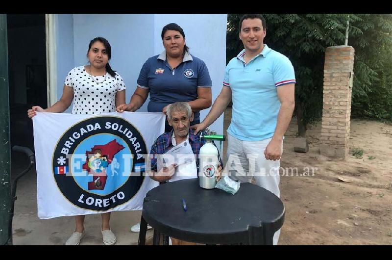 El vecino de la ciudad de Loreto recibió la mochila de oxígeno de manos de la Brigada Solidaria