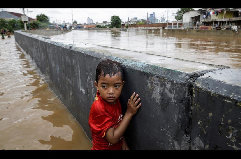 Al menos 21 muertos y miles de evacuados por inundaciones en Indonesia