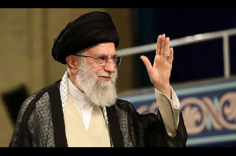 El ayatollah Khamenei decretoacute tres diacuteas de duelo y juroacute venganza