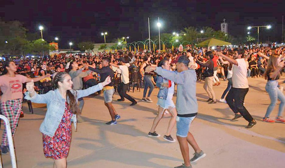 Una gran cantidad de personas bailó y cantó durante cada noche del Festival de la Tradición