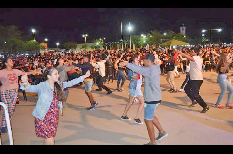 Una gran cantidad de personas bailó y cantó durante cada noche del Festival de la Tradición