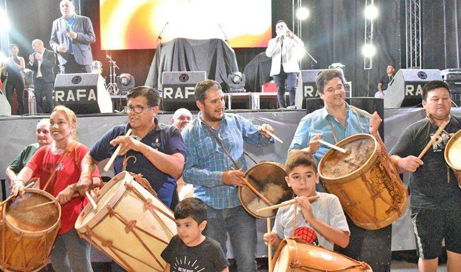 El intendente Padula El Indio Froil�n y Tere Castronuovo encabezaron la Marcha de los Bombos