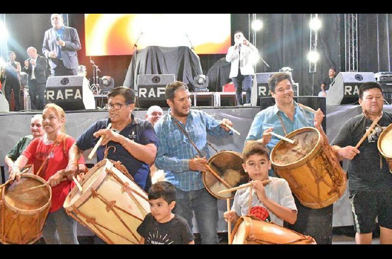 El intendente Padula El Indio Froil�n y Tere Castronuovo encabezaron la Marcha de los Bombos