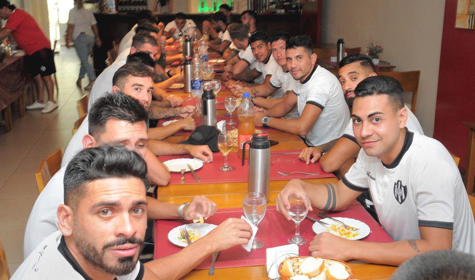 El plantel de Central Córdoba entrenó ayer por la mañana en su estadio luego almorzó y finalmente partió a Córdoba