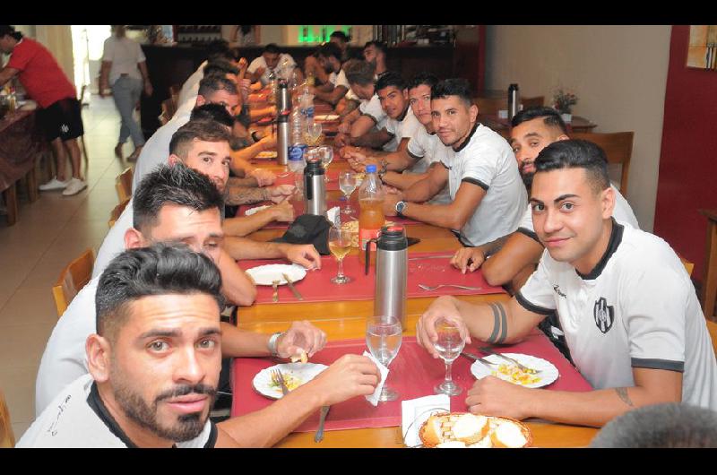 El plantel de Central Córdoba entrenó ayer por la mañana en su estadio luego almorzó y finalmente partió a Córdoba