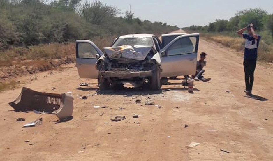 Cuatro heridos por fuerte choque de un automoacutevil con un camioacuten