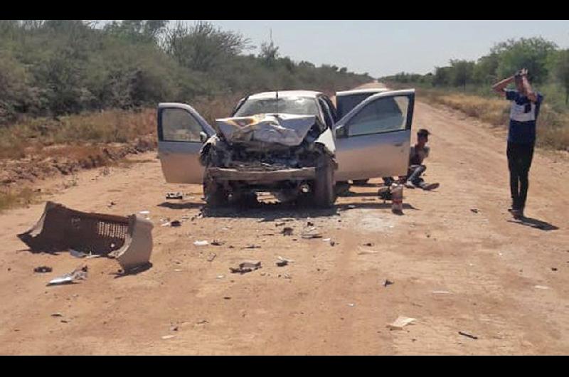 Cuatro heridos por fuerte choque de un automoacutevil con un camioacuten