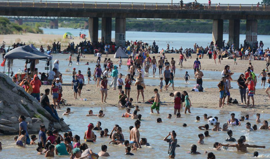 Las playas del Riacuteo Dulce el lugar elegido por los santiaguentildeos para pasar el rato