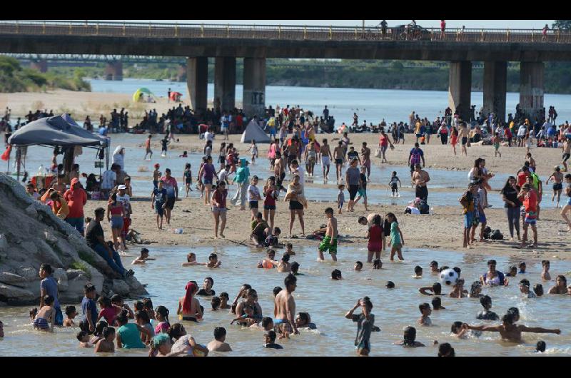 Las playas del Riacuteo Dulce el lugar elegido por los santiaguentildeos para pasar el rato