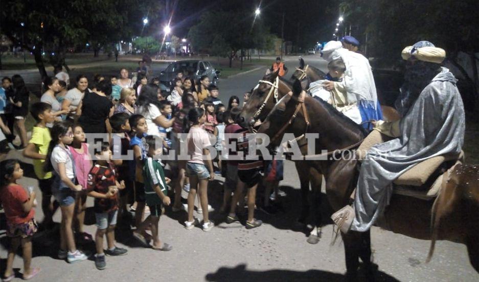 Los niños de Los Telares recibieron sus regalos y golosinas de manos de los Tres Reyes Magos