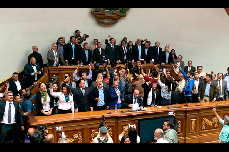 El mandatario encargado lideró un grupo de m�s de 100 legisladores que atravesó varios cercos policiales