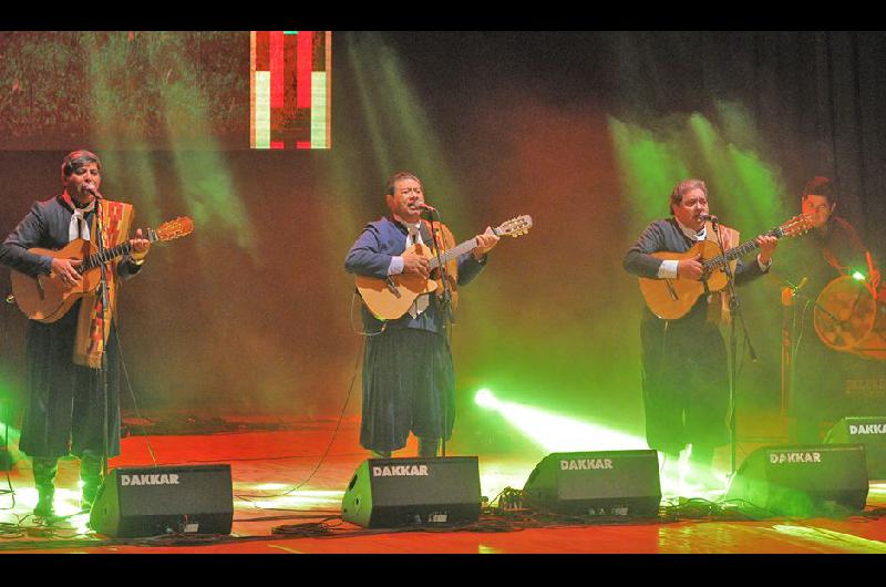 Los Manseros se preparan para cantar en el Coloacuten