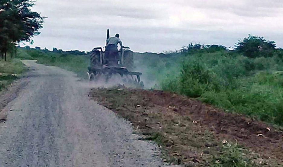 La comisioacuten municipal de Cantildeada Escobar mejora calles y caminos rurales