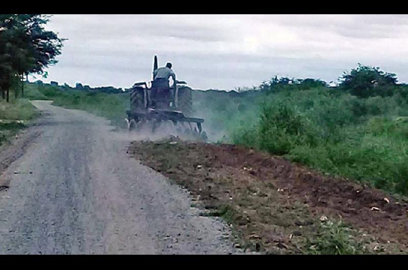 La comisioacuten municipal de Cantildeada Escobar mejora calles y caminos rurales