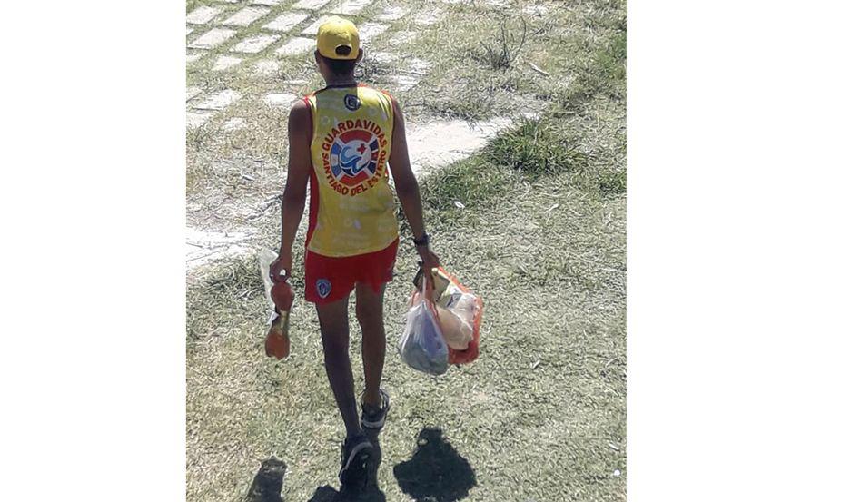 INCREÍBLE Los guardavidas adems de cuidar a cientos de bañistas luego deben limpiar la basura que dejan
