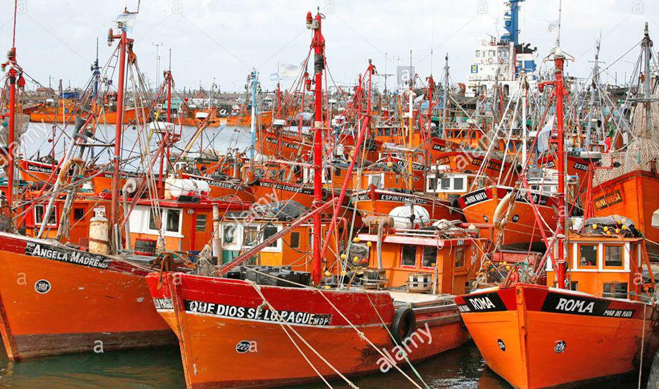 POSTAL Los barcos color naranja se destacan durante la recorrida por el puerto de Mar del Plata
