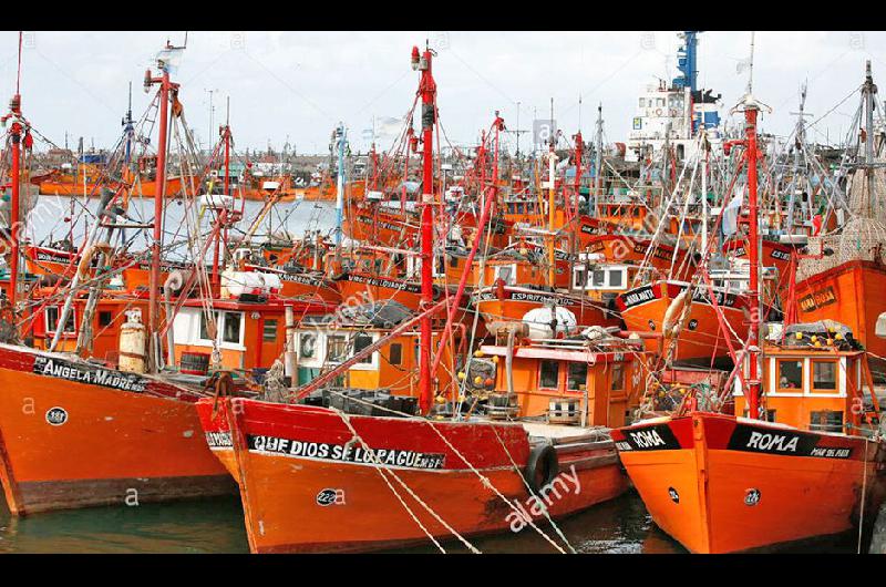 POSTAL Los barcos color naranja se destacan durante la recorrida por el puerto de Mar del Plata
