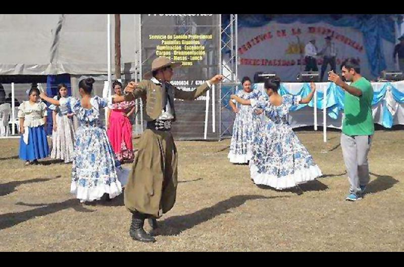 VERANO La propuesta para esta temporada incluye clases al aire libre de gimnasia folclore y danzas �rabes
