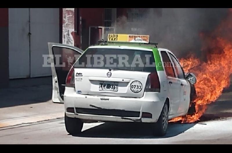 Nuevas e impactantes imaacutegenes del remiacutes que se prendioacute fuego sobre calle Rivadavia