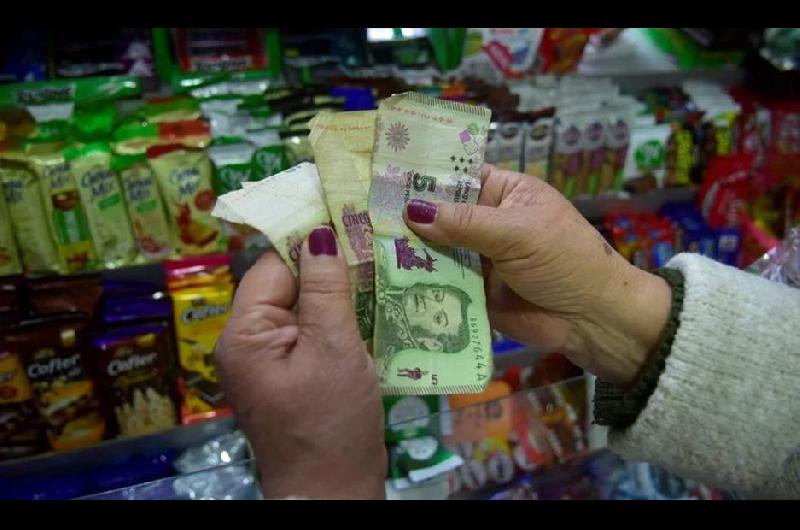 Tensioacuten en comerciantes- todos buscan encajar los billetes de 5