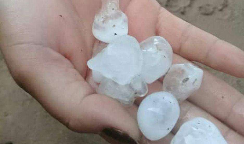 VIDEO  La lluvia y el granizo tambieacuten se hizo presente en el interior santiaguentildeo