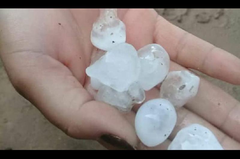 VIDEO  La lluvia y el granizo tambieacuten se hizo presente en el interior santiaguentildeo