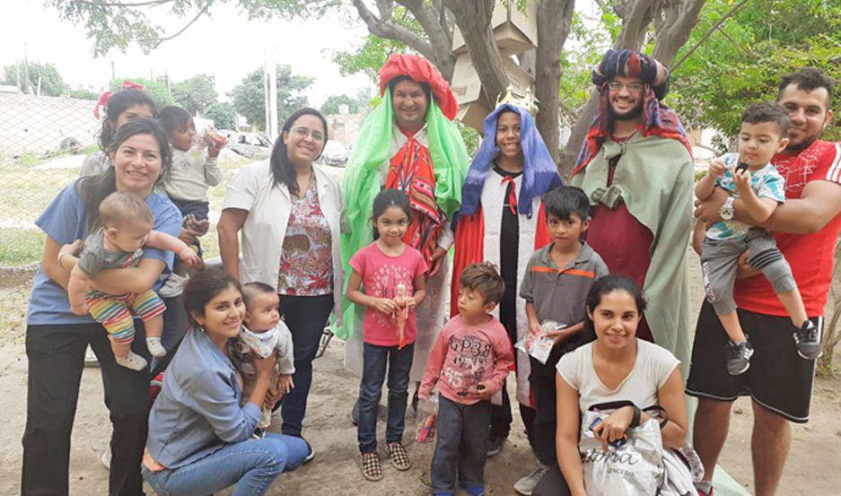 Los pequentildeos del barrio San Fernando recibieron regalos en una jornada muy especial e inolvidable