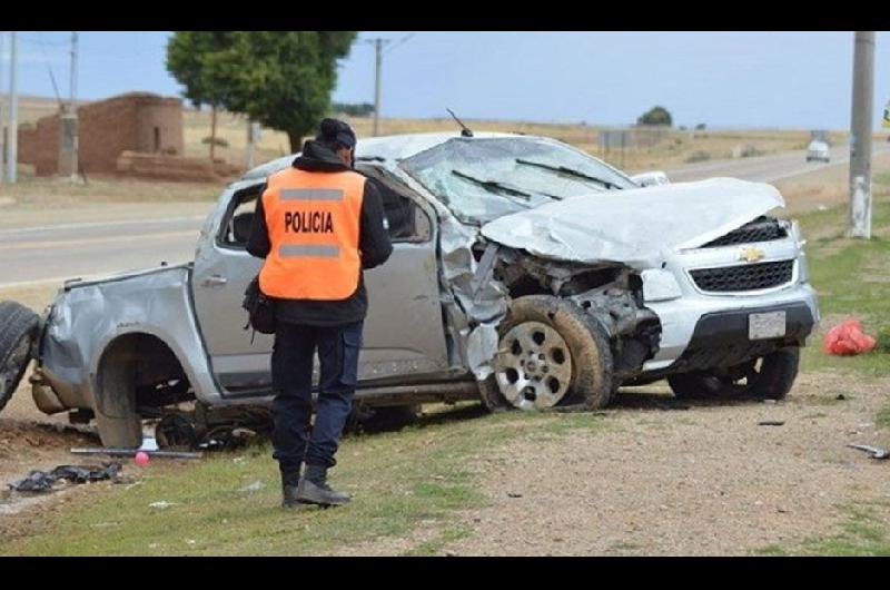 Las víctimas fatales perdieron la vida al salir despedidas de la camioneta