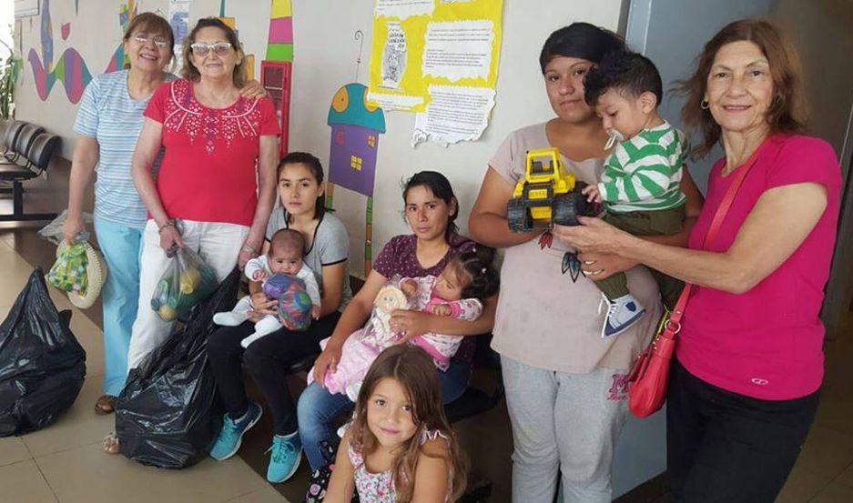 Un grupo de Cristo Rey entregoacute regalos en el CIS Banda