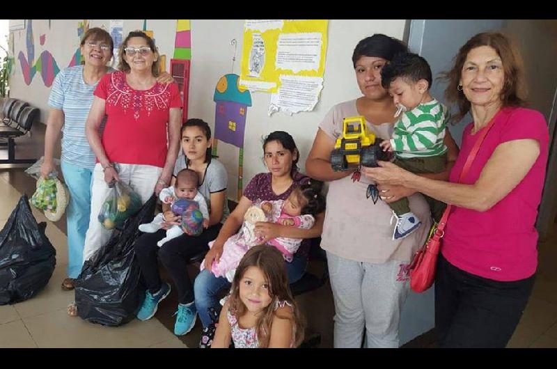 Un grupo de Cristo Rey entregoacute regalos en el CIS Banda