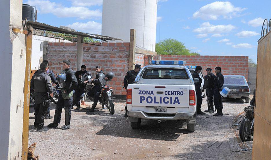 Detuvieron a dos sospechosos de haber robado un maletiacuten con doacutelares