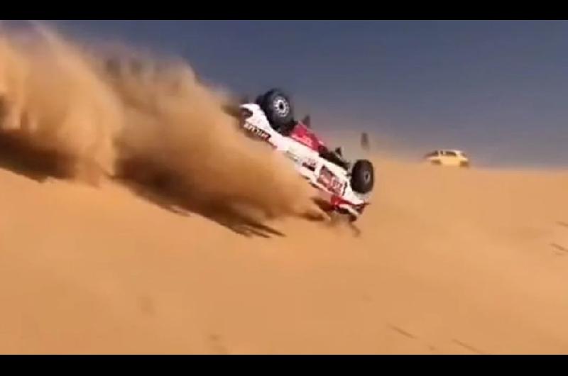 VIDEO  Miraacute el espectacular vuelco de Fernando Alonso durante el Dakar