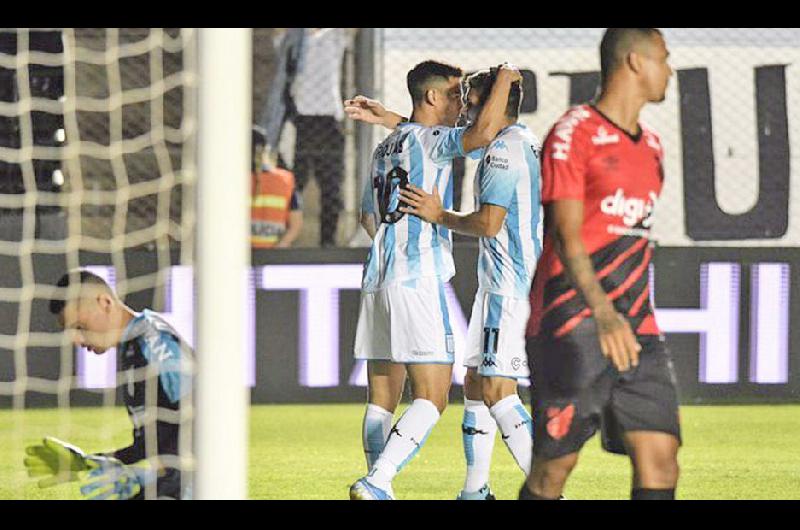 Racing y Paranaense jugaron anoche un duelo muy atractivo en el estadio San Juan del Bicentenario