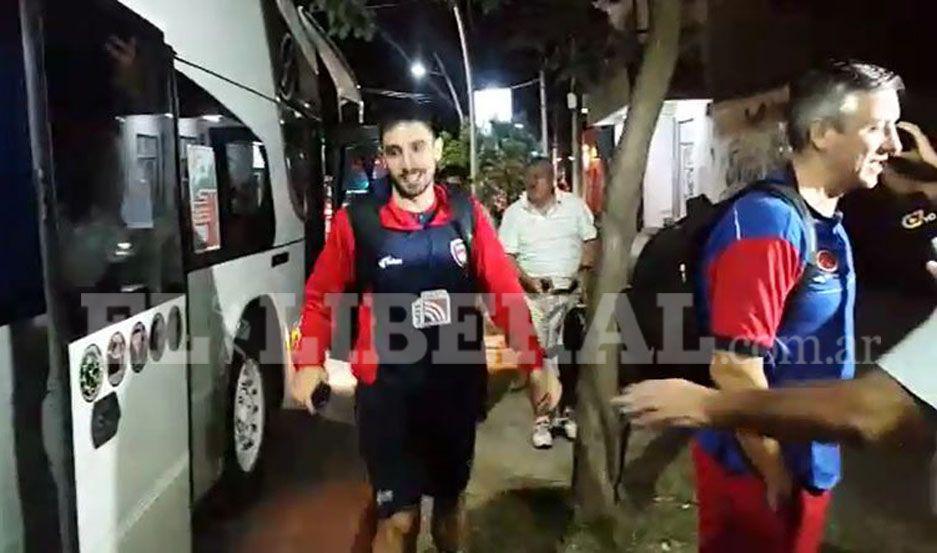 VIDEO  El plantel de Quimsa ya estaacute en Santiago luego del triunfo ante Mogi de Brasil