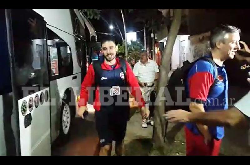 VIDEO  El plantel de Quimsa ya estaacute en Santiago luego del triunfo ante Mogi de Brasil