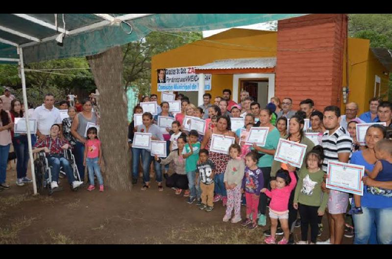 El acto de entrega de las viviendas sociales estuvo encabezado por el del ministro de Desarrollo Social Dr Ángel Niccolai