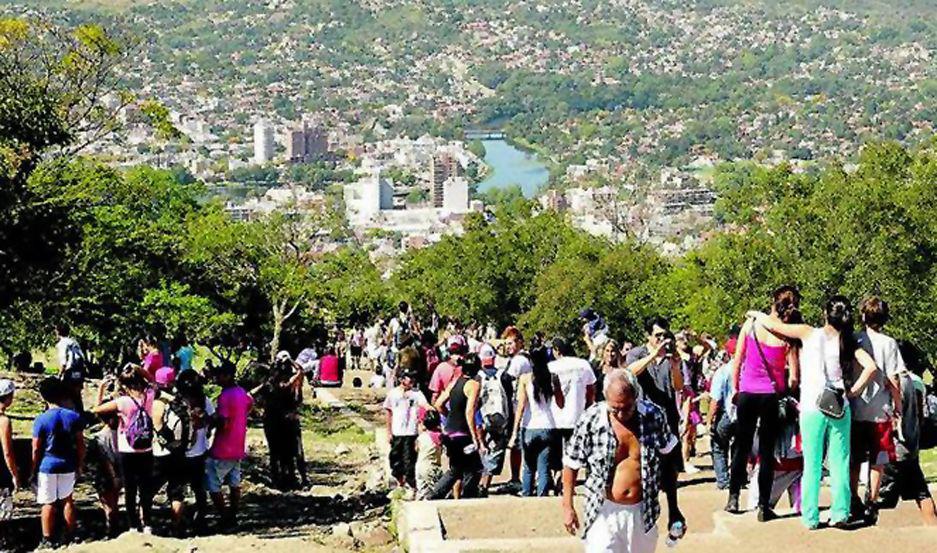 El ascenso al cerro de La Cruz es cada vez maacutes solicitado