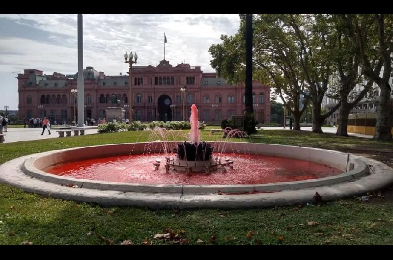 El agua de las fuentes de Plaza de Mayo aparecioacute tentildeida de rojo