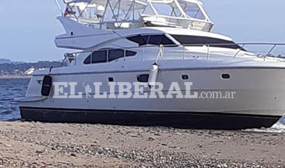 El barco quedó atrapado sobre un banco de arena en una conocida isla frente a Punta del Este