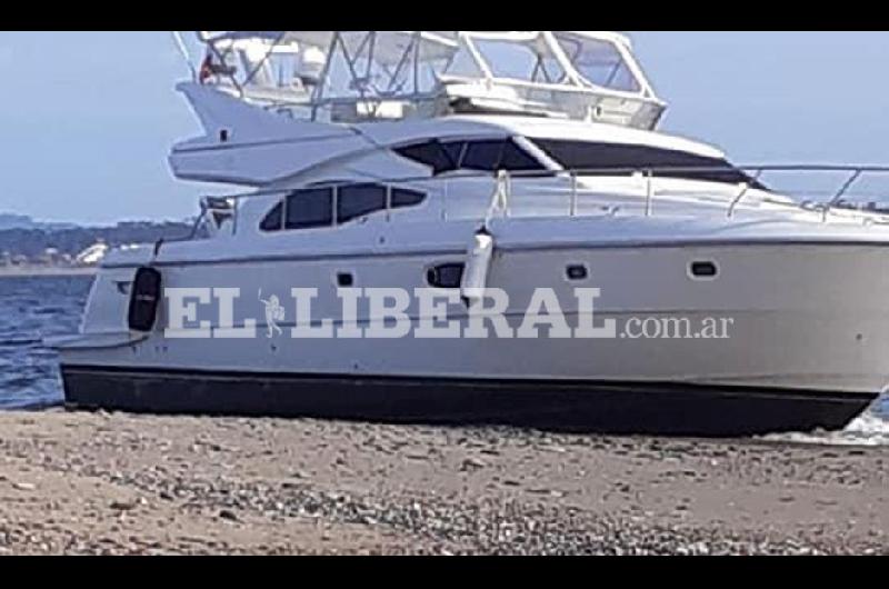 El barco quedó atrapado sobre un banco de arena en una conocida isla frente a Punta del Este