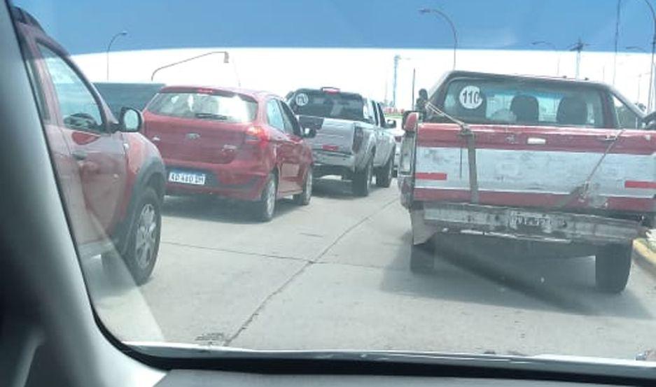 Durante varios minutos los automóviles circularon a paso de hombre mientras la policía buscaba a los sospechosos