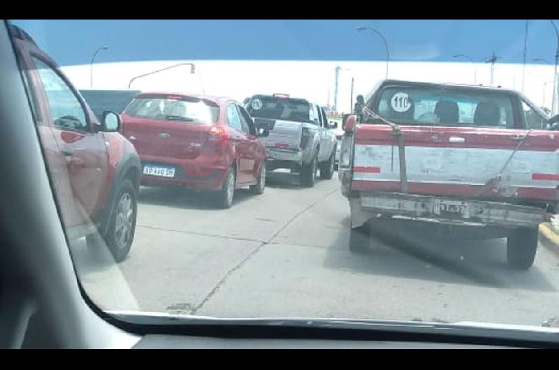 Durante varios minutos los automóviles circularon a paso de hombre mientras la policía buscaba a los sospechosos