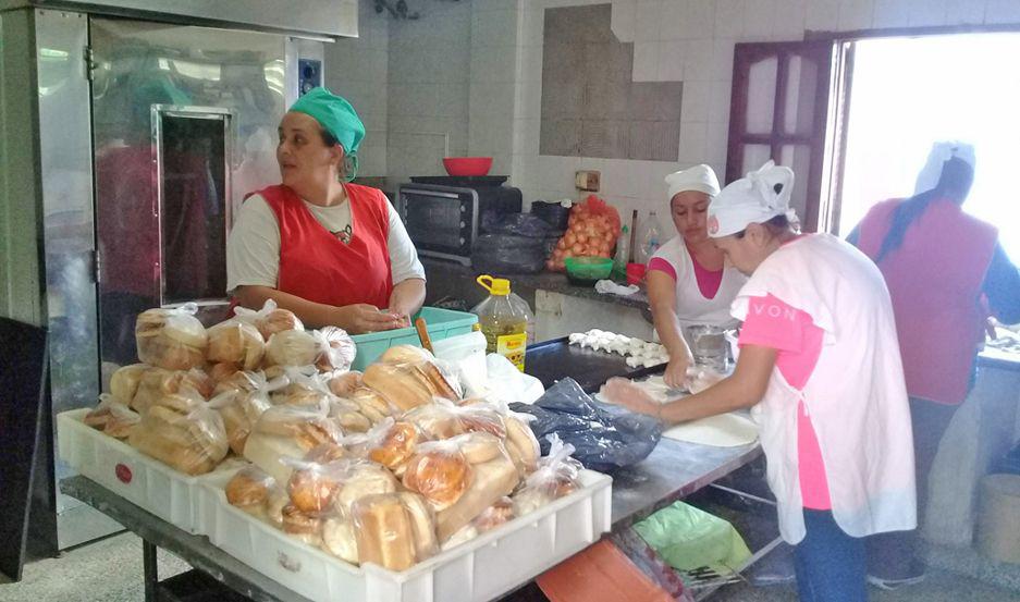 PANIFICADOS En esta nueva etapa reforzaron la provisión de panes pizzetas pan de hamburguesas galletas (chocolate vainilla y pepas) También incorporaron mazamorra que se entrega envasada Todo de elaboración propia
