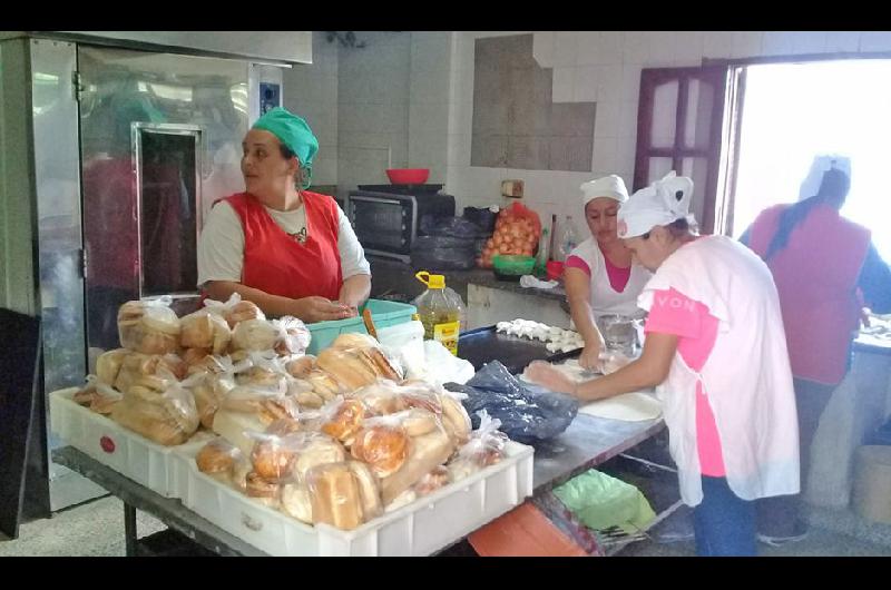 PANIFICADOS En esta nueva etapa reforzaron la provisión de panes pizzetas pan de hamburguesas galletas (chocolate vainilla y pepas) También incorporaron mazamorra que se entrega envasada Todo de elaboración propia
