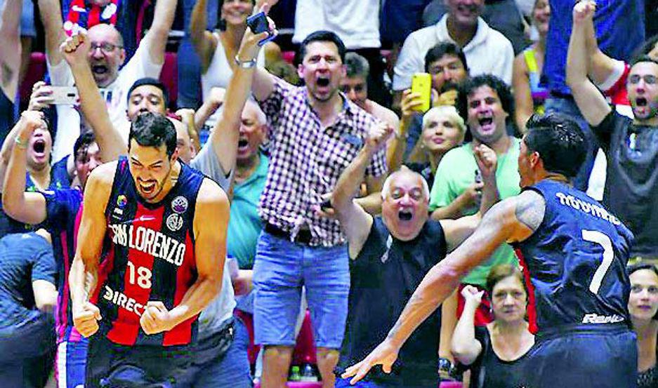 FIGURA Facundo Piñero le dio el triunfo a San Lorenzo y lo celebra con Penka Aguirre que jugó en el cierre 
