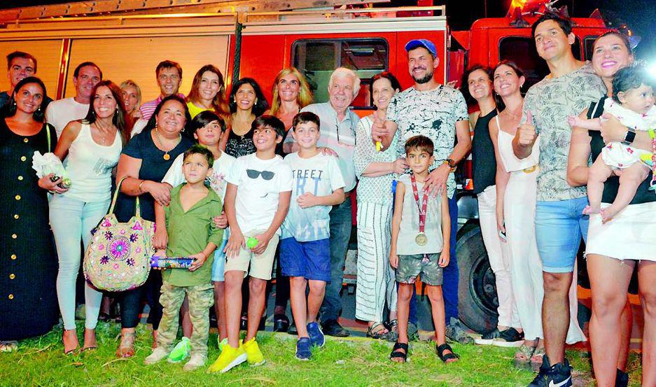 FELIZ Martín Sarquiz fue recibido como un gran campeón en el acceso a la capital por su familia amigos y por la prensa anoche
